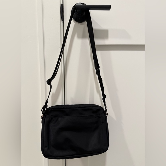 Lululemon everywhere crossbody bag 2L black metal hardware - Picture 2 of 9